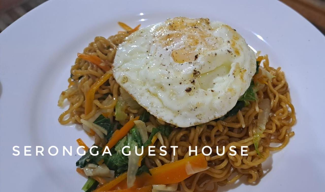 Serongga Guest House Lebih Ngoại thất bức ảnh