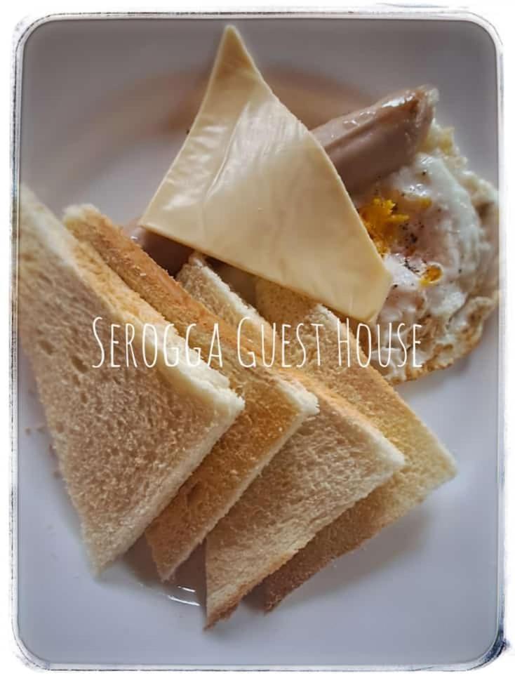 Serongga Guest House Lebih Ngoại thất bức ảnh